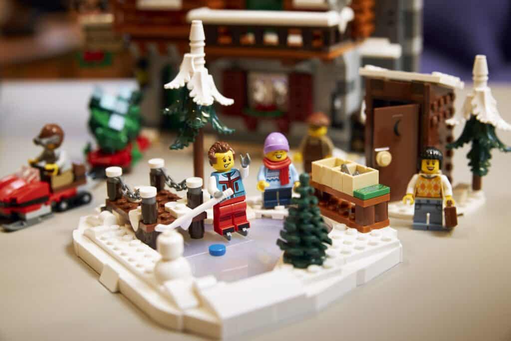 LEGO Icons Alpine Lodge 10325 minifigures